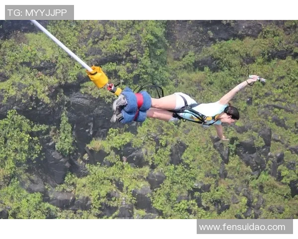 武汉攀岩队的灵活性揭秘:挑战极限与团队合作的完美结合 武汉攀岩队的灵活性揭秘:挑战极限与团队合作的完美结合